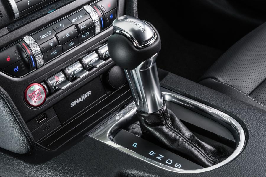 Детали интерьера Ford Mustang GT Fastback 2018 года  (LA) (фото 18 из 28)